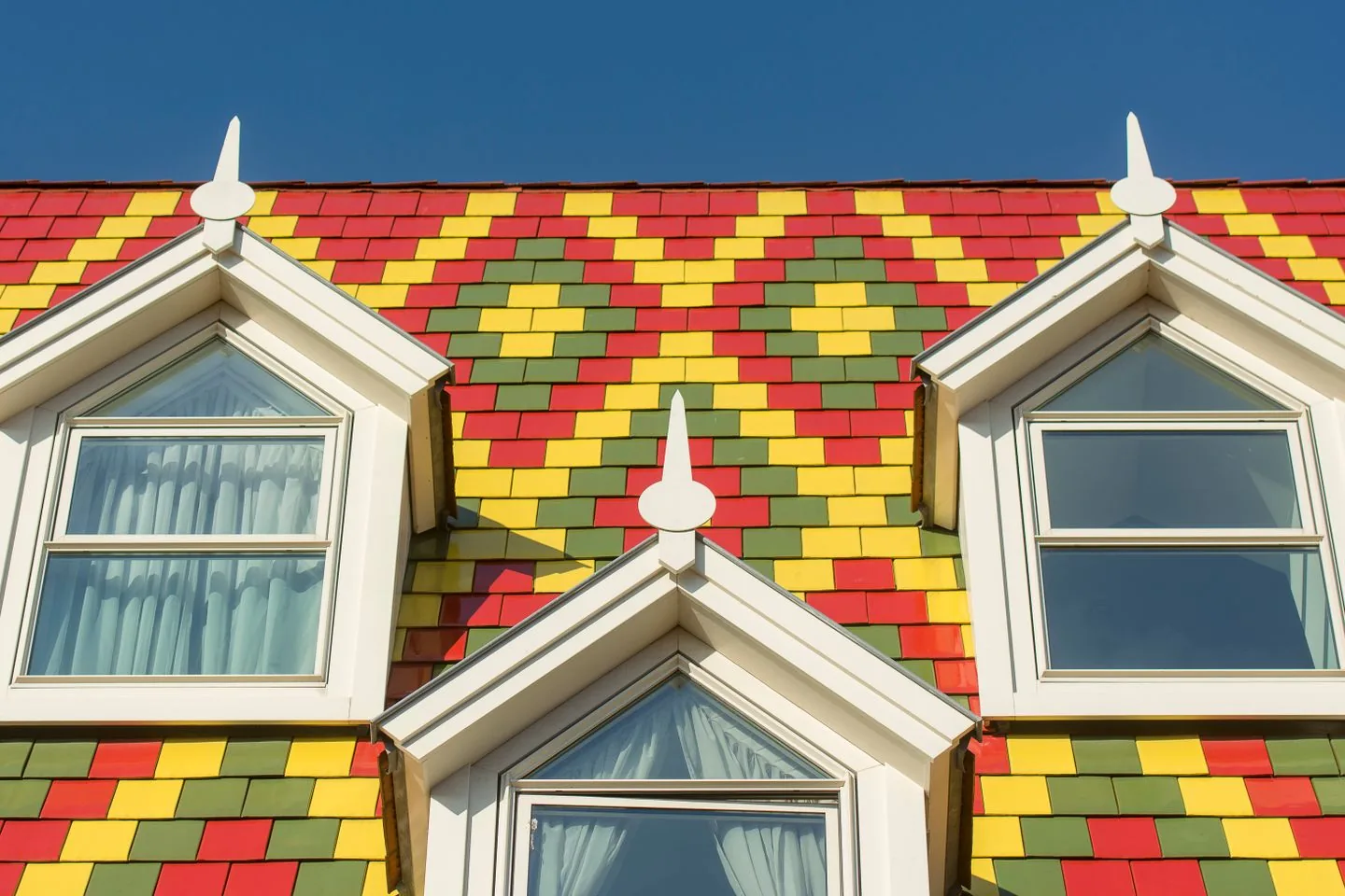 Dakkapellen op een kleurrijk pannendak