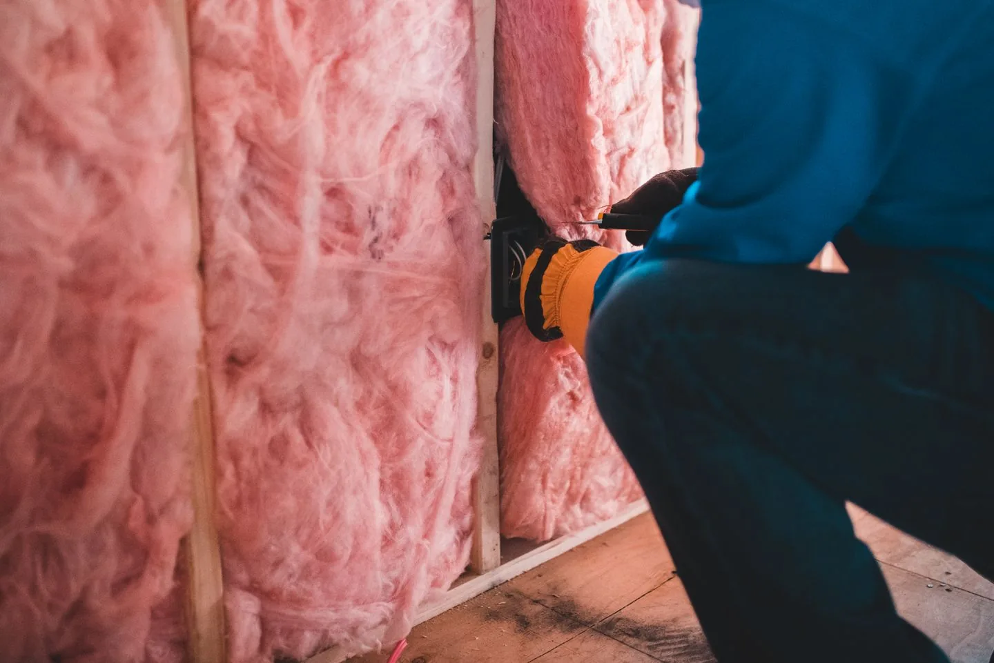 Plaatsing van isolatiemateriaal in een wand